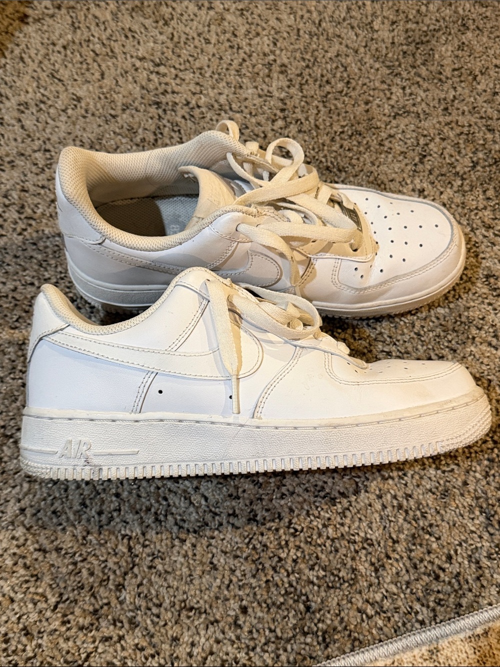 Nike Air Forces White Low-Top Classic Leather Sneakers